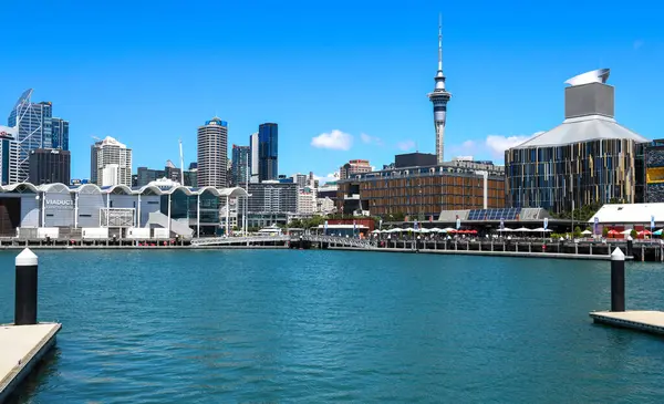 Auckland, Yeni Zelanda - 8 Şubat 2025: Yeni Zelanda şehir merkezindeki Auckland manzarası