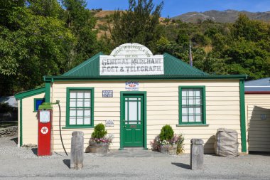 Cardrona, Yeni Zelanda - 5 Şubat 2025: Yeni Zelanda dağlarındaki sömürge şehri Cardrona