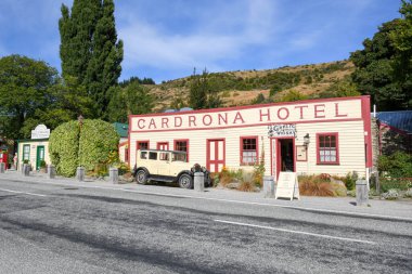 Cardrona, Yeni Zelanda - 5 Şubat 2025: Yeni Zelanda dağlarındaki sömürge şehri Cardrona