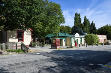 Cardrona, Yeni Zelanda - 5 Şubat 2025: Yeni Zelanda dağlarındaki sömürge şehri Cardrona