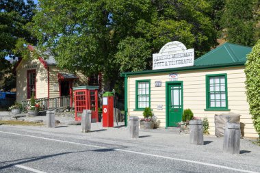 Cardrona, Yeni Zelanda - 5 Şubat 2025: Yeni Zelanda dağlarındaki sömürge şehri Cardrona