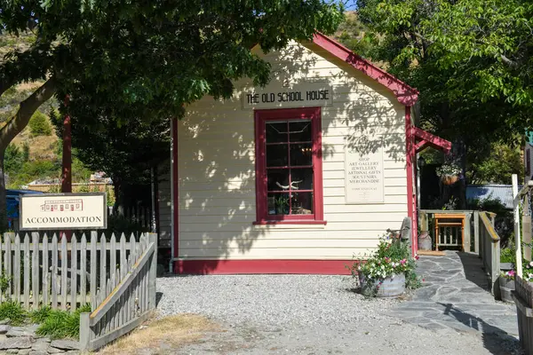 Cardrona, Yeni Zelanda - 5 Şubat 2025: Yeni Zelanda dağlarındaki sömürge şehri Cardrona