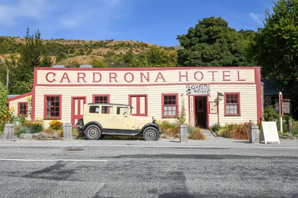 Cardrona, Yeni Zelanda - 5 Şubat 2025: Yeni Zelanda dağlarındaki sömürge şehri Cardrona