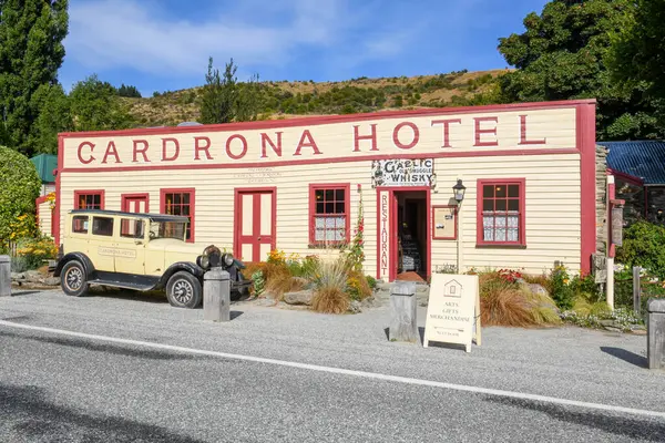 Cardrona, Yeni Zelanda - 5 Şubat 2025: Yeni Zelanda dağlarındaki sömürge şehri Cardrona