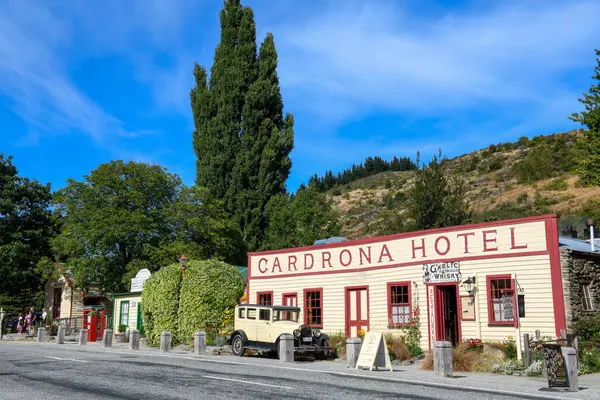 Cardrona, Yeni Zelanda - 5 Şubat 2025: Yeni Zelanda dağlarındaki sömürge şehri Cardrona