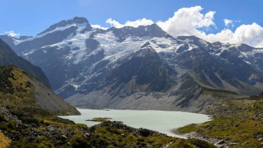 Yeni Zelanda 'daki Cook Dağı ve Mueller Gölü' ne bak