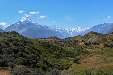 Yeni Zelanda 'daki Hooker Valley pistinden Cook Dağı' na bakın.