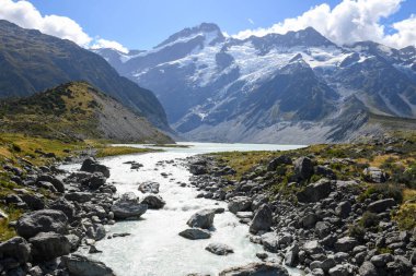 Yeni Zelanda 'daki Hooker Valley pistinden Cook Dağı' na bakın.