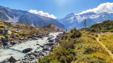 Yeni Zelanda 'daki Hooker Valley pistinden Cook Dağı' na bakın.