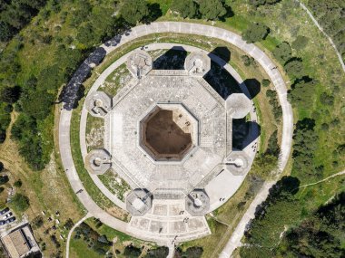 İtalya 'da Puglia' daki Castel del Monte şatosunun insansız hava aracı görüntüsü