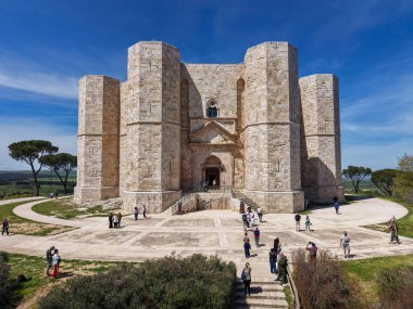 Corato, İtalya - 19 Nisan 2025: Puglia, İtalya 'daki Castel del Monte şatosunun insansız hava aracı görüntüsü