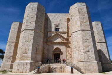 Corato, İtalya - 19 Nisan 2025: Puglia, İtalya 'daki Castel del Monte kalesinin manzarası