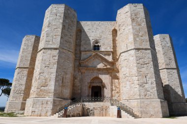 İtalya 'da Puglia' daki Castel del Monte şatosunun manzarası