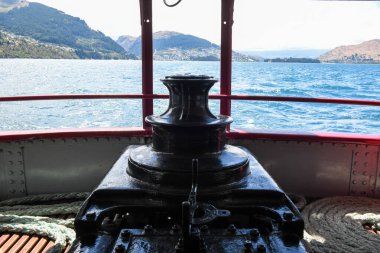 Queenstown limanından Yeni Zelanda 'ya giden bir buharlı geminin detayları.