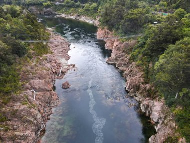 Yeni Zelanda 'daki Buller Gorge Salıncak Köprüsü' nde İHA görüntüsü