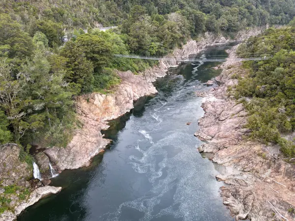 Yeni Zelanda 'daki Buller Gorge Salıncak Köprüsü' nde İHA görüntüsü