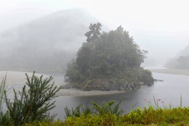 Yeni Zelanda 'da sağanak yağmurlu bir nehri izle