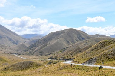 Yeni Zelanda 'daki Lindis Geçidi yolunda görüntüle
