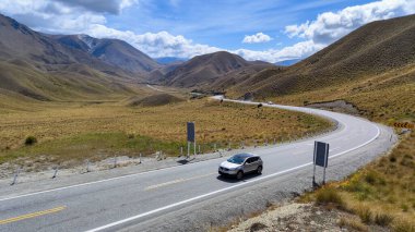 Yeni Zelanda 'daki Lindis Geçidi yolunda görüntüle