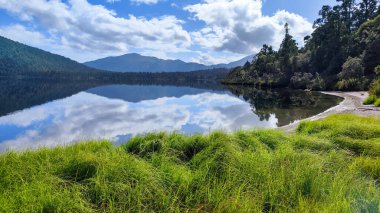 Yeni Zelanda 'daki Paringa Gölü' ne bakın.