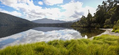 Yeni Zelanda 'daki Paringa Gölü' ne bakın.