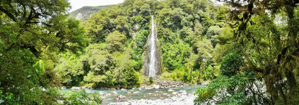 Yeni Zelanda 'daki Thunder Creek Şelalesi' ne bak.