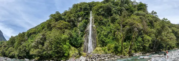 Yeni Zelanda 'daki Thunder Creek Şelalesinin insansız hava aracı görüntüsü