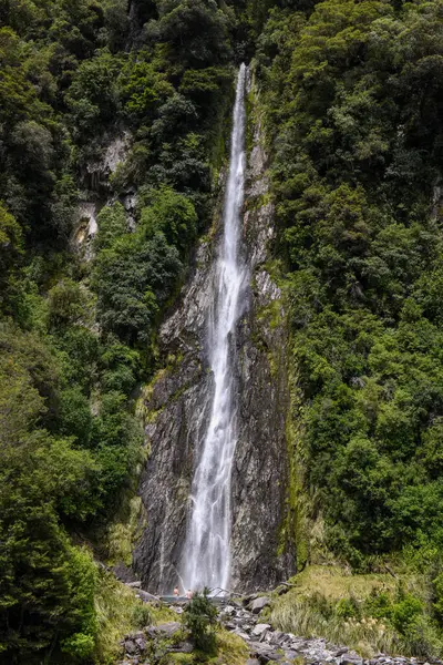 Yeni Zelanda 'daki Thunder Creek Şelalesi' ne bak.