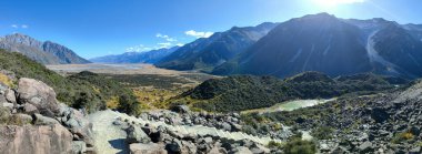 Yeni Zelanda 'daki Tasman Buzul Gölü' ne giden yol.