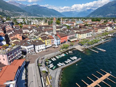 İsviçre 'de Maggiore Gölü' ndeki Ascona köyünün insansız hava aracı görüntüsü.