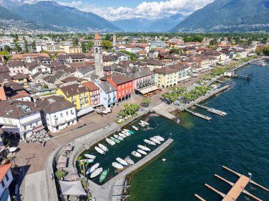 İsviçre 'de Maggiore Gölü' ndeki Ascona köyünün insansız hava aracı görüntüsü.