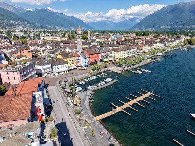 İsviçre 'de Maggiore Gölü' ndeki Ascona köyünün insansız hava aracı görüntüsü.