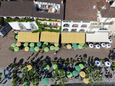 İsviçre 'de Maggiore Gölü' ndeki Ascona köyünün insansız hava aracı görüntüsü.