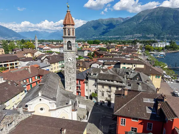 İsviçre 'de Maggiore Gölü' ndeki Ascona köyünün insansız hava aracı görüntüsü.