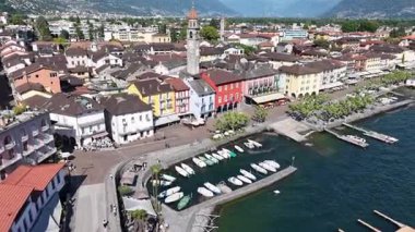 İsviçre 'de Maggiore Gölü' ndeki Ascona köyünün insansız hava aracı görüntüsü.