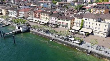 İsviçre 'de Maggiore Gölü' ndeki Ascona köyünün insansız hava aracı görüntüsü.