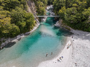 Yeni Zelanda 'daki Makarora' daki Mavi havuzların insansız hava aracı görüntüsü