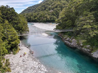 Yeni Zelanda 'daki Makarora' daki Mavi havuzların insansız hava aracı görüntüsü