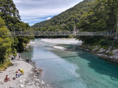 Yeni Zelanda 'daki Makarora' daki Mavi havuzların insansız hava aracı görüntüsü