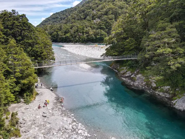 Yeni Zelanda 'daki Makarora' daki Mavi havuzların insansız hava aracı görüntüsü
