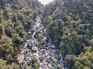 Yeni Zelanda 'daki Kükreyen Billy şelalesinin insansız hava aracı görüntüsü
