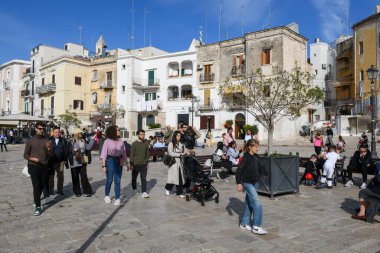 Bari, İtalya - 21 Nisan 2025: İtalya 'da Bari sokaklarında yürüyen insanlar