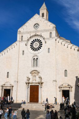 Bari, İtalya - 21 Nisan 2025: İtalya Bari 'deki San Sabino katedralinin önünde yürüyen insanlar
