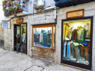 Bari, İtalya - 21 Nisan 2025: İtalya 'da Bari sokaklarında yürüyen insanlar