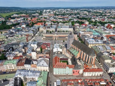 Krakow, Polonya - 7 Haziran 2025: Polonya 'daki Krakov' un ana meydanında insansız hava aracı görüntüsü