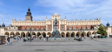 Cracow, Polonya - 7 Haziran 2025: Polonya 'daki Krakov' un ana meydanına bakın