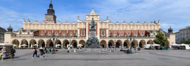 Cracow, Polonya - 7 Haziran 2025: Polonya 'daki Krakov' un ana meydanına bakın