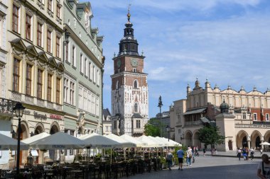 Cracow, Polonya - 7 Haziran 2025: Polonya 'daki Krakov' un ana meydanına bakın