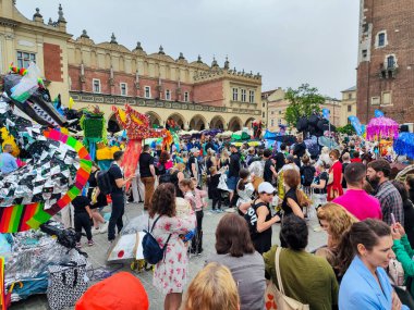 Cracow, Polonya - 7 Haziran 2025: Polonya 'daki Krakov' un ana meydanına bakın