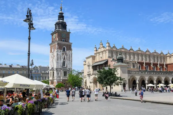 Cracow, Polonya - 7 Haziran 2025: Polonya 'daki Krakov' un ana meydanına bakın